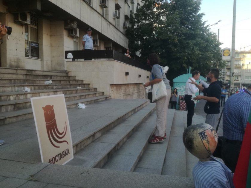 Протестиращи хвърляха памперси срещу Съдебната палата във Велико Търново
