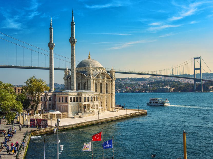 Рекорден спад на туристите в Истанбул