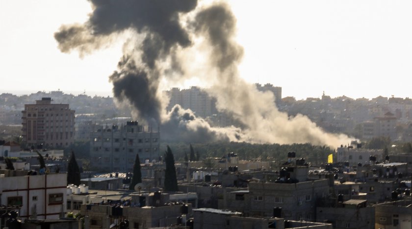 Израел бомбардира позиции на Хамас