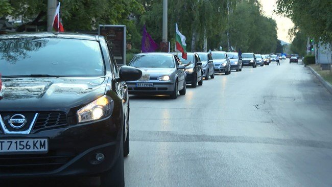 Полиция ескортира протестното автошествие във Велико Търново