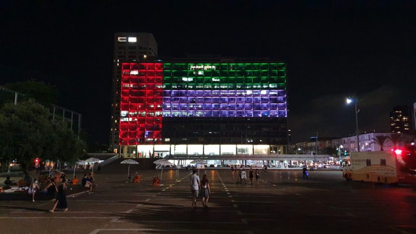 ИСТОРИЧЕСКО: Сградата на кметството в Тел Авив светна в цветовете на ОАЕ