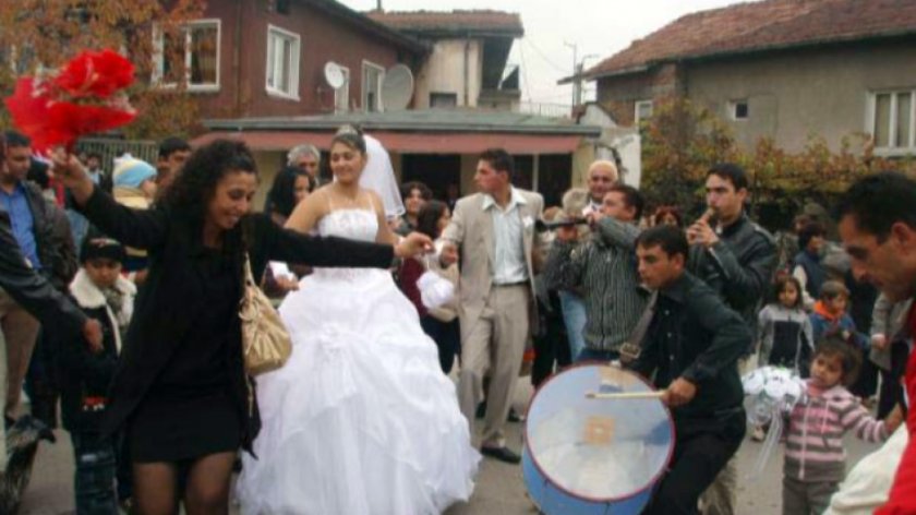 Глоба в Сливенско заради ромска сватба с десетки гости