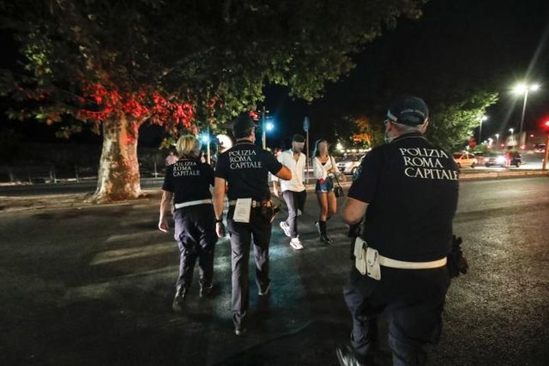 Трима мъже изнасилиха пияна жена в парк