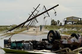 6-ма загинаха при урагана "Лаура"