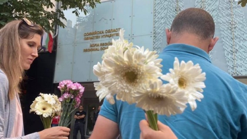 Протестиращи носят цветя на областния управител на София, нарекъл ги изроди