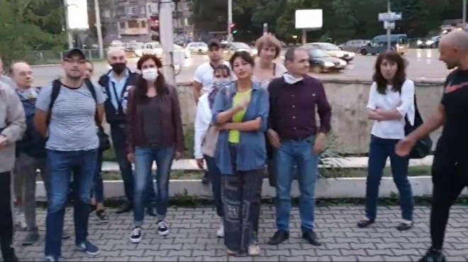 Контрапротест варди кръстовището при румънското посолство