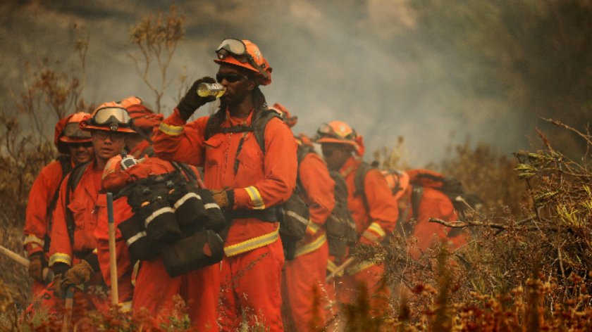 Евакуираха десетки хиляди заради пожарите в Калифорния