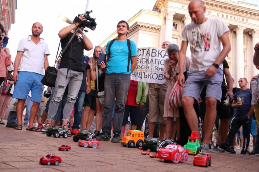 Бунтарите занесоха десетки "джипки" на Борисов в МС