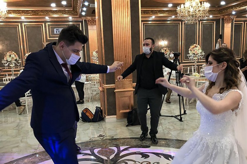 Турция забрани сватбите на закрито