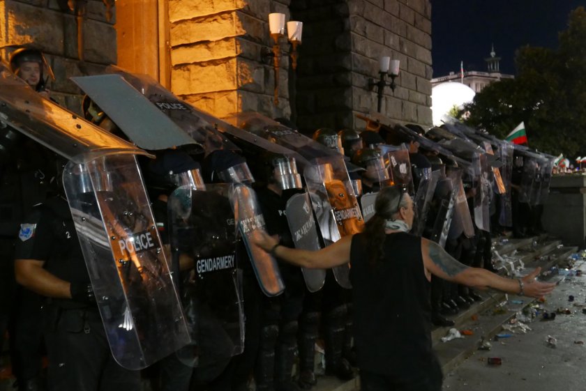 Пускат водно оръдие срещу протестиращите (НА ЖИВО)