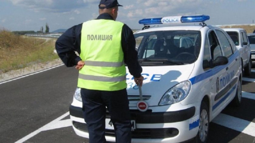 На косъм от взрив на АМ "Тракия": Полицаи изгасиха гума на цистерна