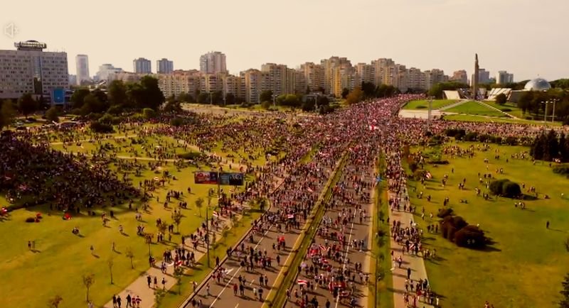 Помощник на Лукашенко разговаря с протестиращите