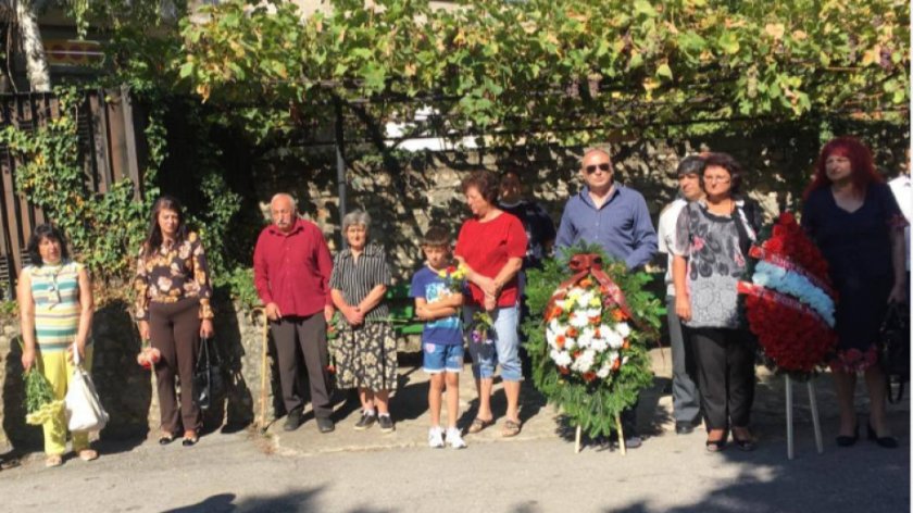 Почетоха паметта на шестимата загинали пожарникари в Бобов дол