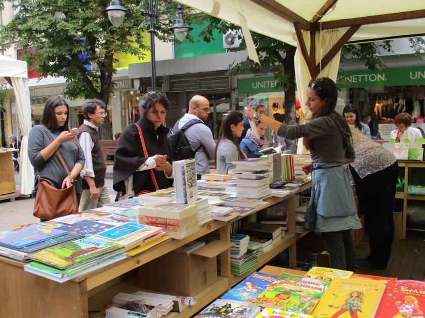 Фестивал на книгата в Перник събира пари за болни деца