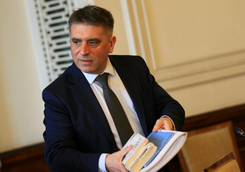Гласуват оставката на Данаил Кирилов и като депутат