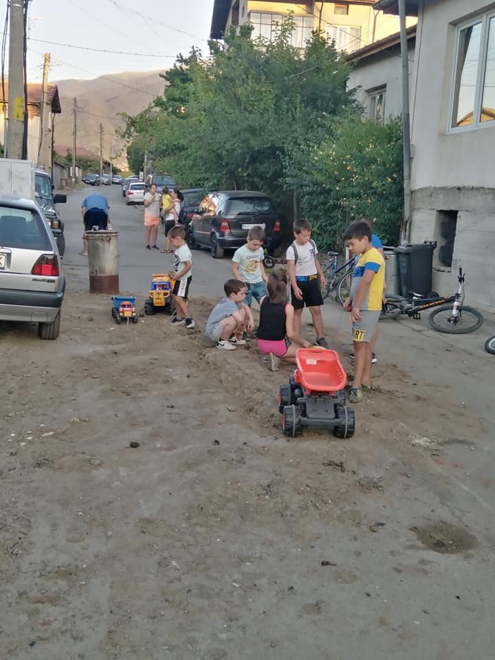 Браво! Деца "ремонтираха" улица след авария на ВИК