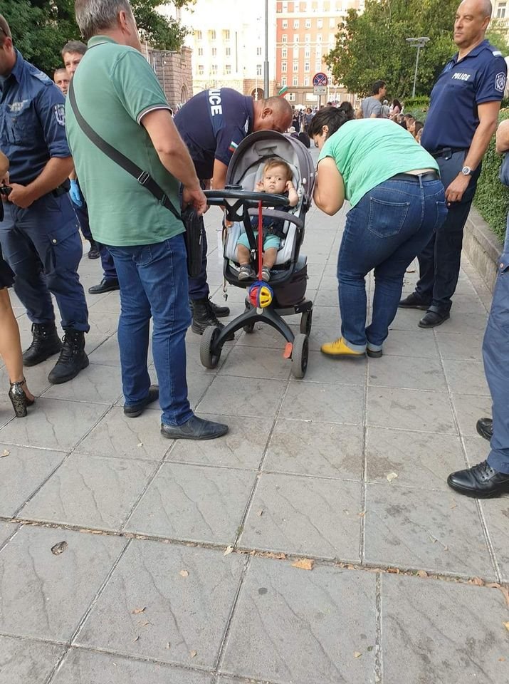 Ченге тараши бебешка количка на протеста