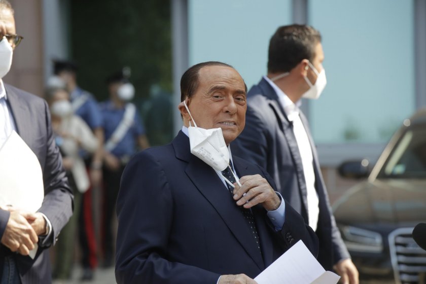 Берлускони излезе от болницата след 11-дневно лечение