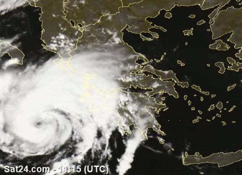 Небето се изсипва върху Гърция, чакат 7 метра вълни