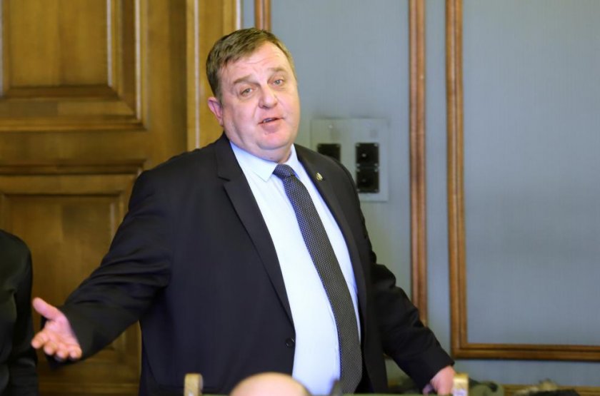 Каракачанов се поправи, изтри оставката си
