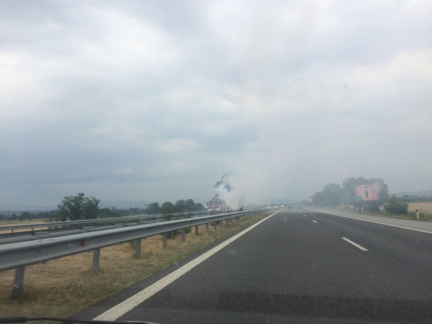 Кола се запали на автомагистрала "Тракия"