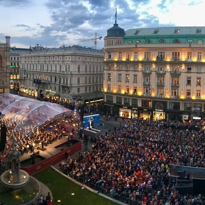 10 000 празнуваха 150-ия юбилей на Виенската опера