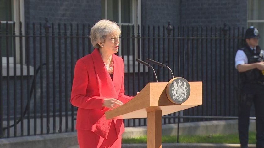 Британците одобряват оставката на Мей