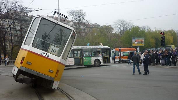 Запалиха се спирачките на трамвай №10 в София