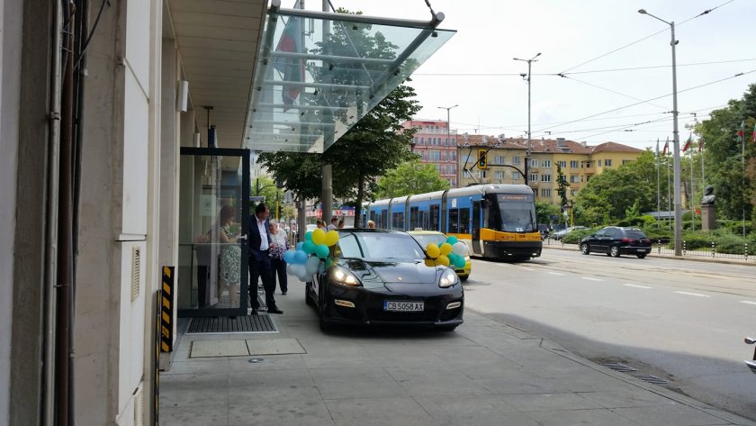 Порше затапи тротоар, ферари спря на инвалидно място