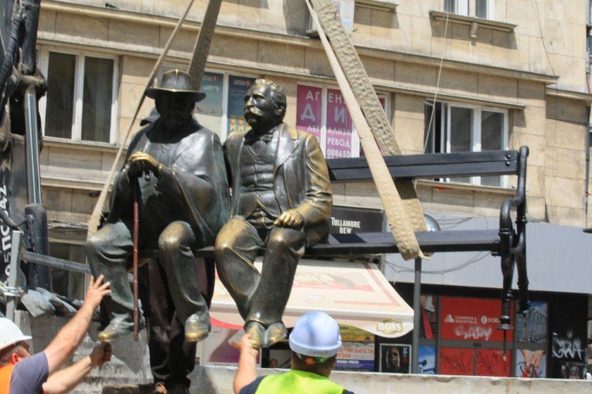 Бронзовите фигури на баща и син Славейкови пак на площада