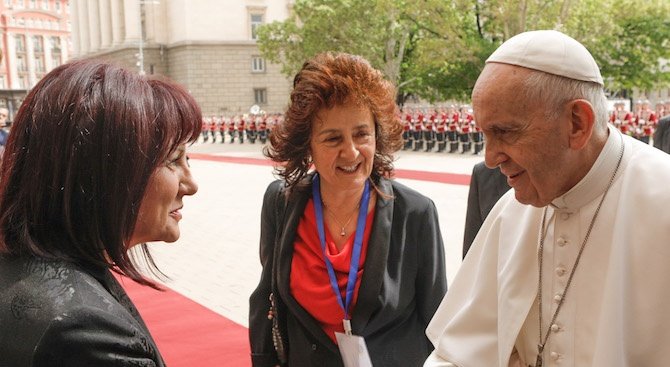 Караянчева води делегацията при папата на 24 май