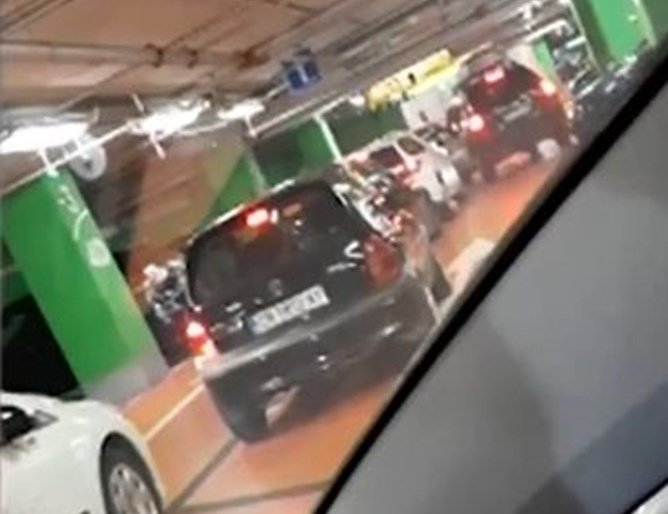 Стотици блокирани в колите си в столичен мол