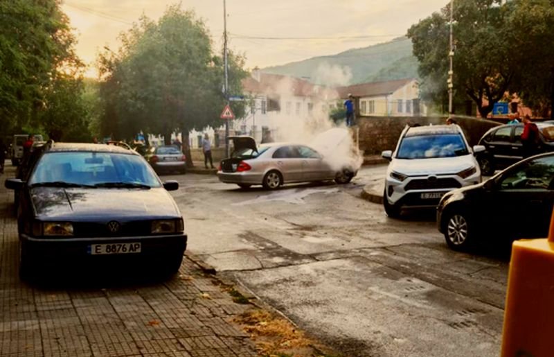 "Мерцедес" се запали в движение в Петрич (СНИМКА)