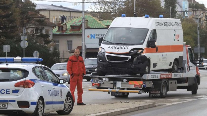 Линейка и автомобил се удариха челно в София