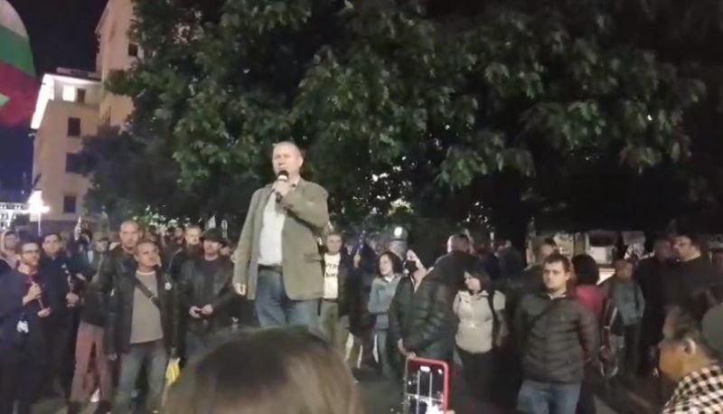 83-и ден на протест: Бунтарите искат оставката на Валери Симеонов