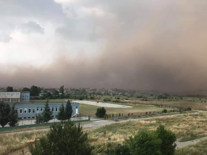Облак пустинен прах пълзи към Балканите 