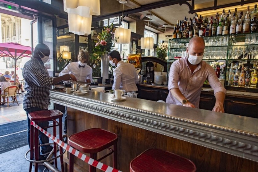 Париж се готви за тотално затваряне на баровете