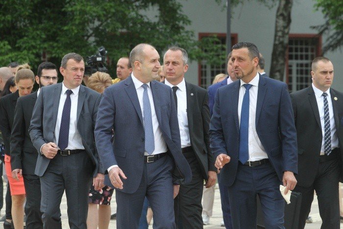 10 човека стягат протест срещу Румен Радев в Благоевград