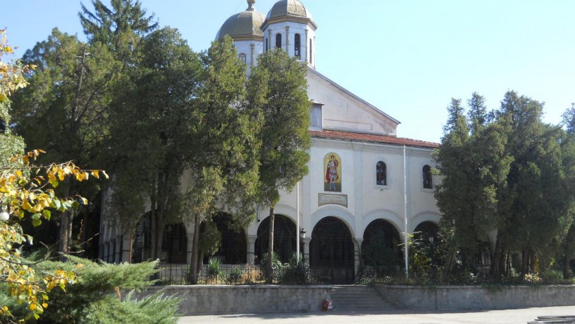 Клошар счупи ръката на полицай след бой в храм в Дупница