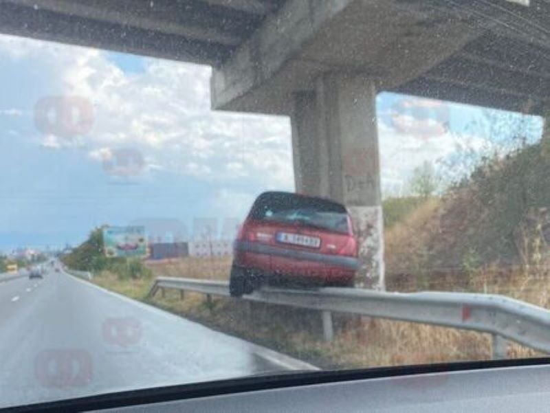 Автомобил "кацна" върху мантинела при зрелищна катастрофа в Бургас