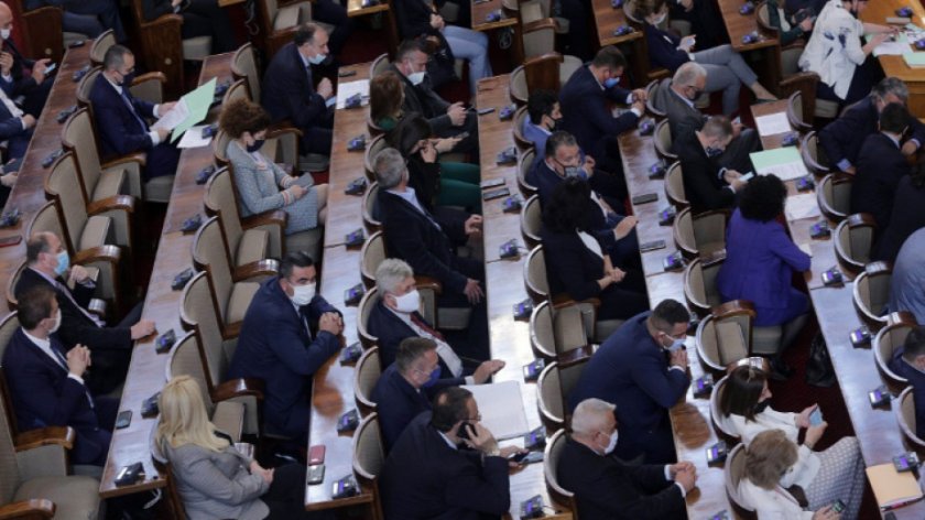 Депутатите гласуват за временна комисия за промени в Конституцията