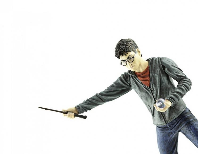 Бронзова статуя на Хари Потър с метла в центъра на Лондон
