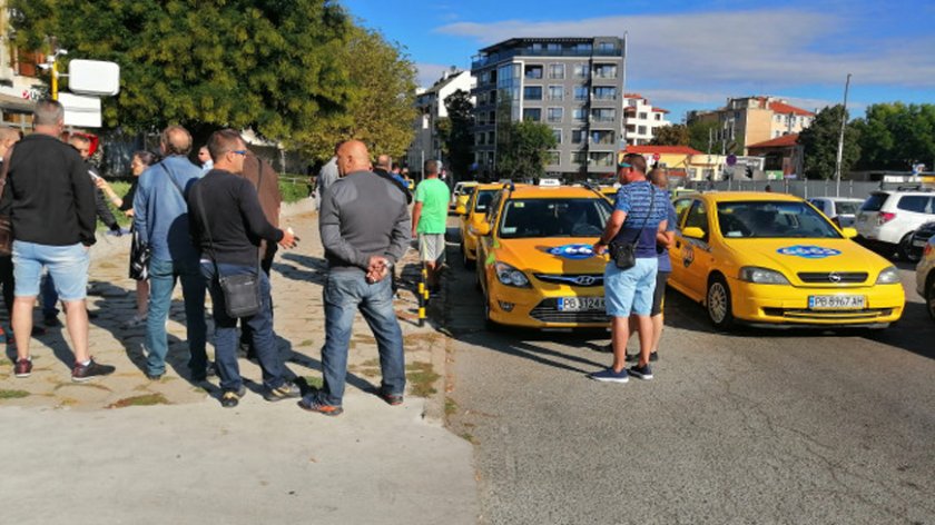 Таксиджиите в Пловдив: Защо колите ни трябва да са задължително жълти или зелени?