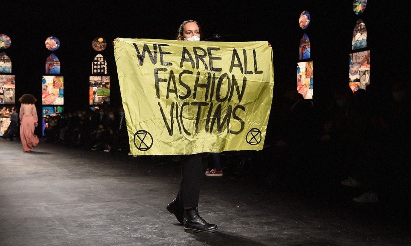 Протестиращ от активистко движение нахлу на дефилето на Dior