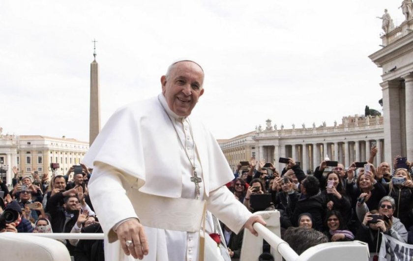 Папата сече: Трябва лечение и за социално-икономическите вируси