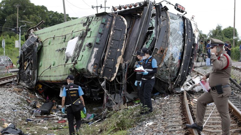 20 загинаха в Тайланд при удар между влак и автобус 