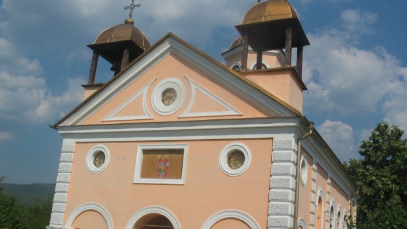 Крадци нахлуха в църквата в Шишковци