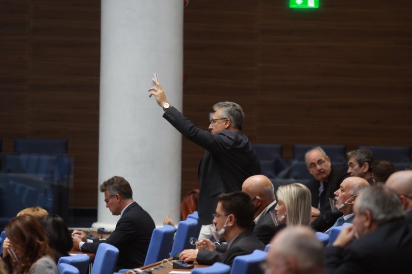 Парламентът няма да изслушва Борисов и Каракачанов за новите F-16