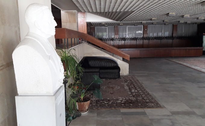 Поредна изцепка: Караянчева подари старите килими на НС на театъра в Кърджали