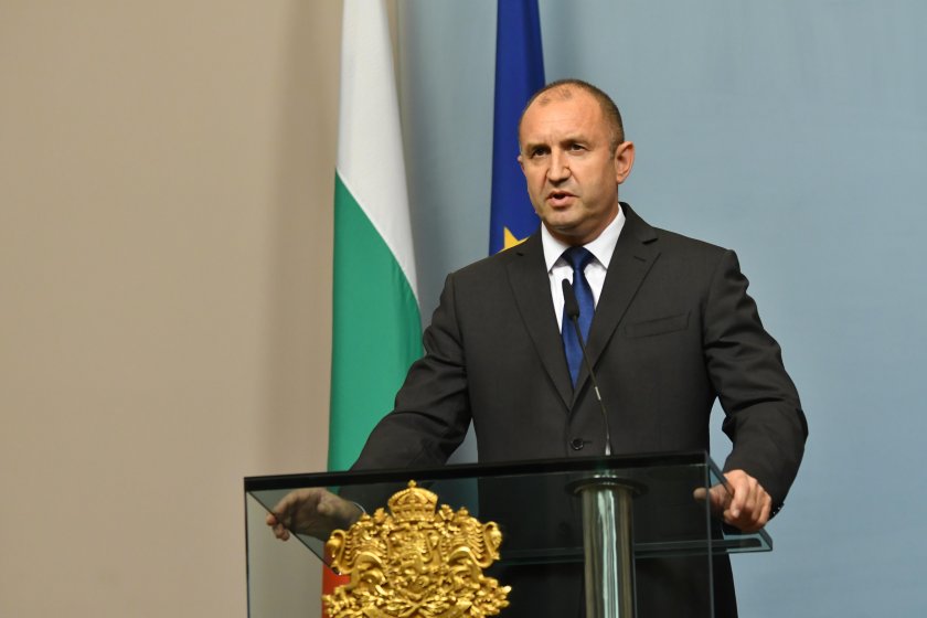 Румен Радев полетял за Талин, въпреки че е знаел за болния командир на ВВС